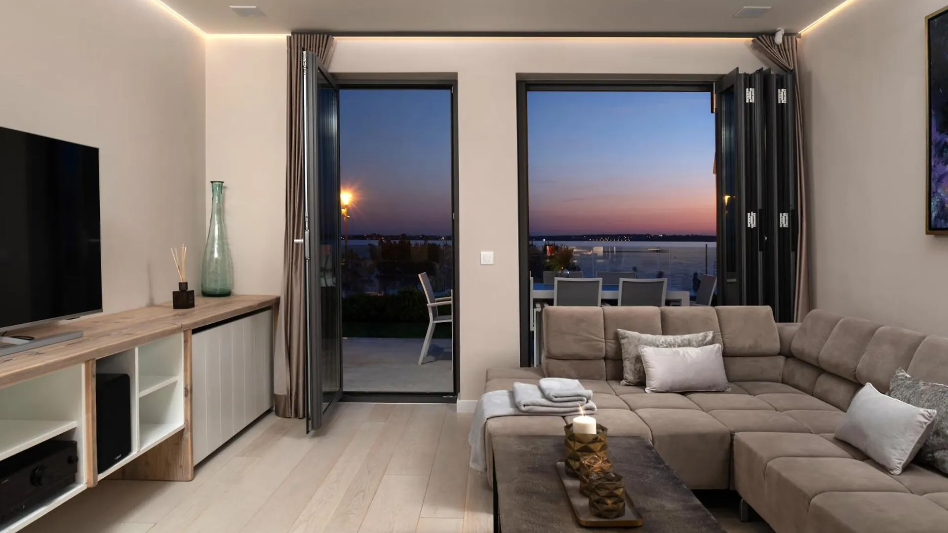 Four Seasons Vrsi Twin Villa Beachfront - Heated Pool & Jacuzzi 0*,