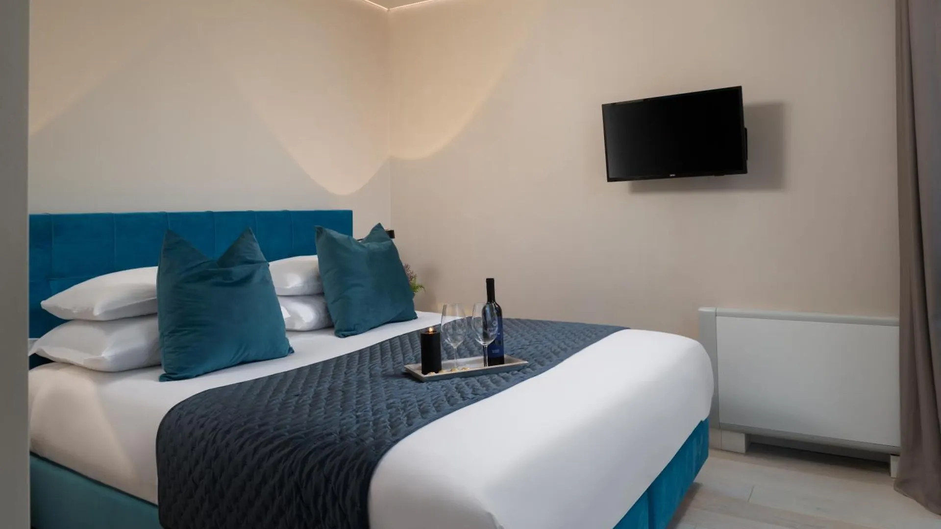 Four Seasons Vrsi Twin Villa Beachfront - Heated Pool & Jacuzzi