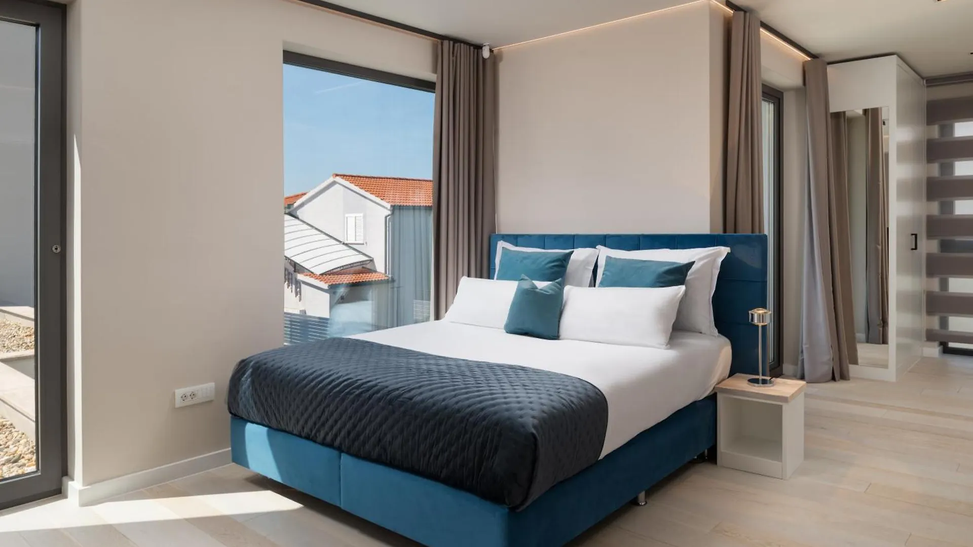 Four Seasons Vrsi Twin Villa Beachfront - Heated Pool & Jacuzzi 0*,  Croatia