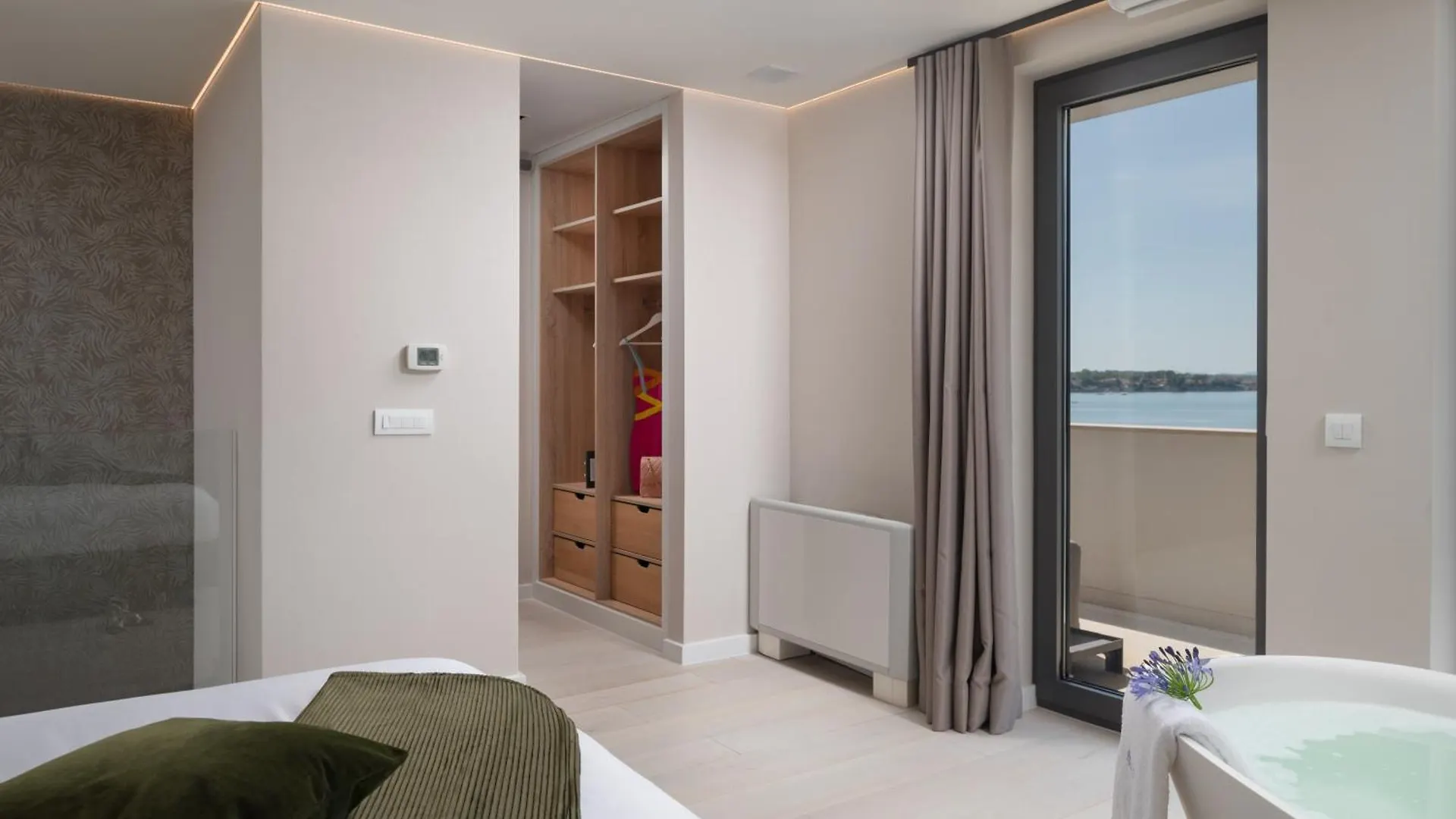Four Seasons Vrsi Twin Villa Beachfront - Heated Pool & Jacuzzi Croatia